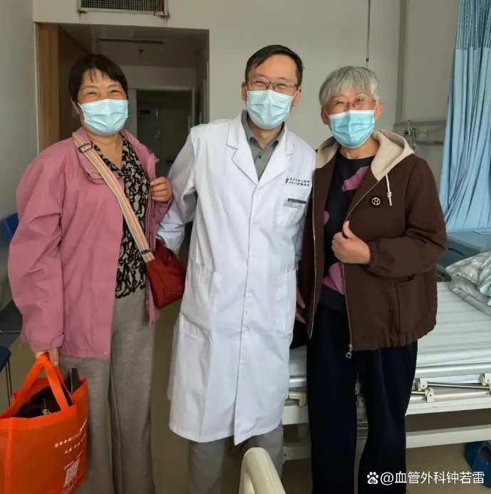安徽59岁大姐静脉曲张，和朋友跨省来做微创，术后笑容藏不住了