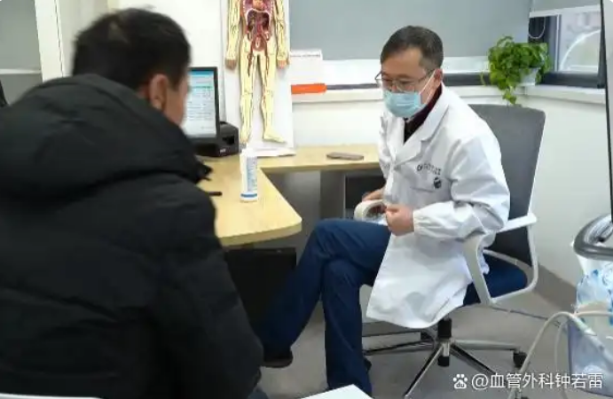 湖北47岁师傅静脉曲张，血管鼓成“葡萄串”，趁年底赶紧来微创