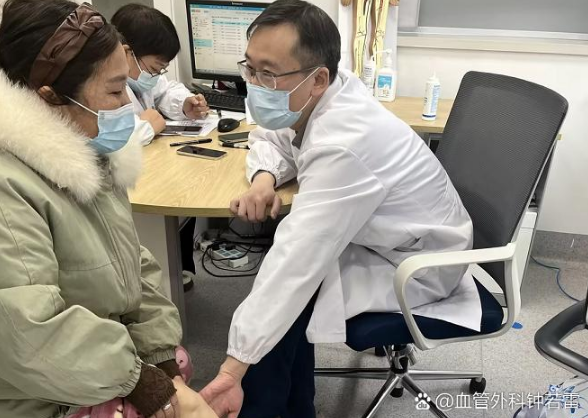 长时间走路腿肿什么原因造成？静脉曲张患者有这2个特点，一定要引起重视