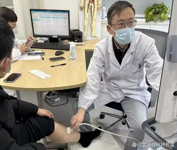 61岁大叔腿部取出满满一盘血栓，静脉曲张竟如此凶险！
